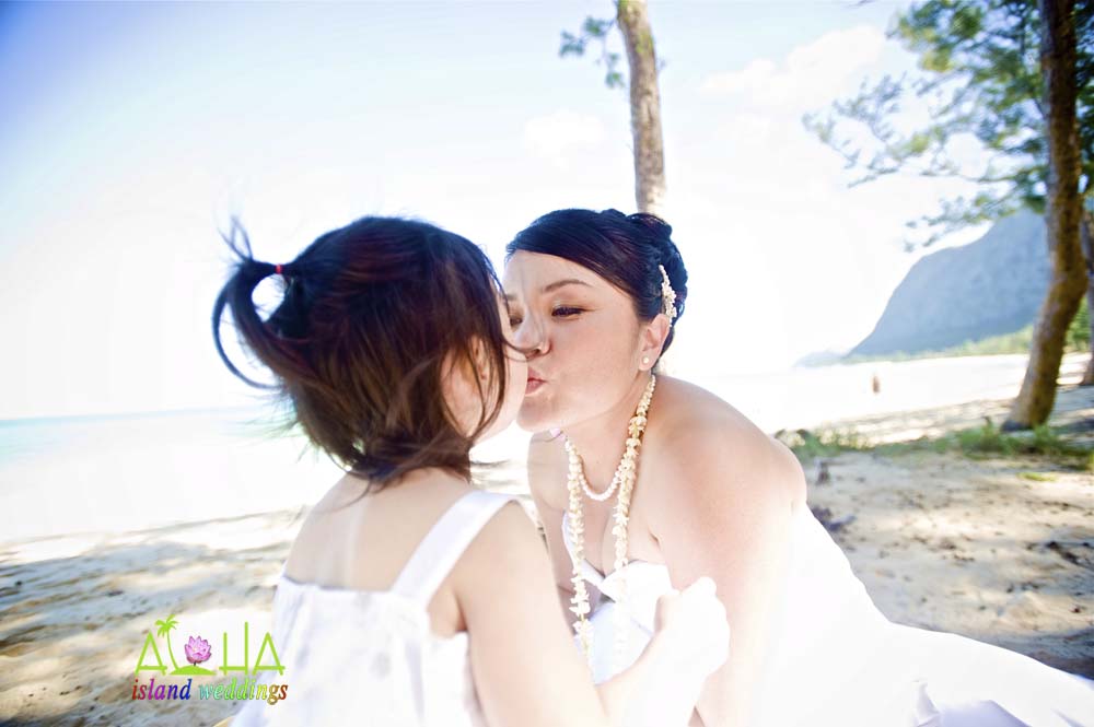 kissing her daughter after Hawaiian wedding